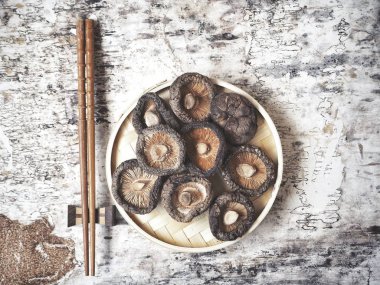 Ahşap arka planda Shiitake mantarları