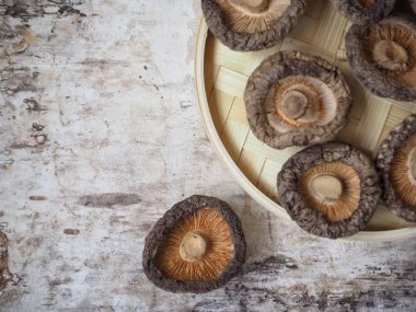 Ahşap arka planda Shiitake mantarları