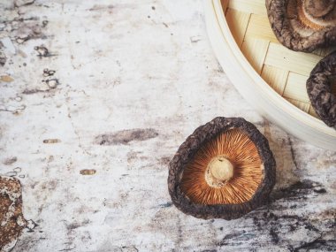 Ahşap arka planda Shiitake mantarları