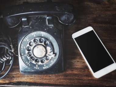 Antika telefon ile akıllı telefon