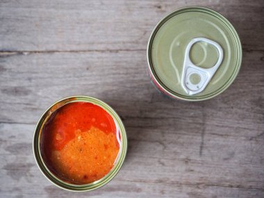 Konserve balığını kapat.