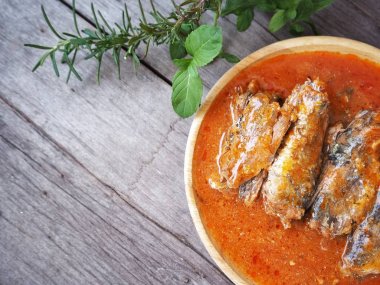 Konserve balığını kapat.