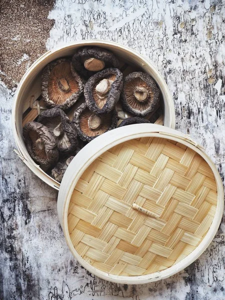 Ahşap arka planda Shiitake mantarları