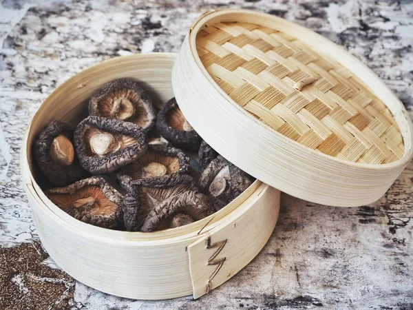 Ahşap arka planda Shiitake mantarları