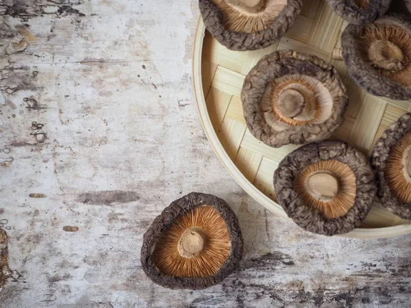 Ahşap arka planda Shiitake mantarları