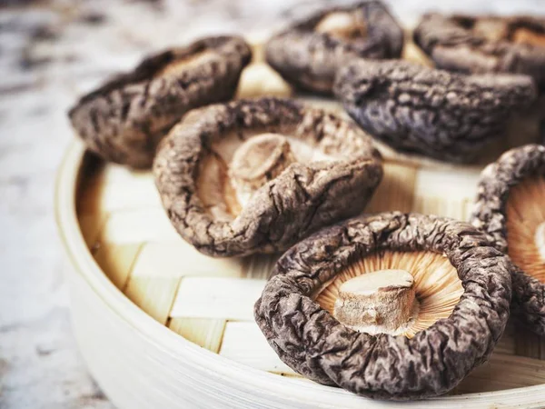 Shiitake champignons op houtondergrond — Stockfoto