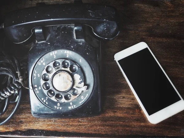 Smart phone with antique telephone — Stock Photo, Image