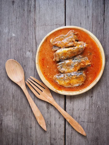 Konserve balığını kapat.