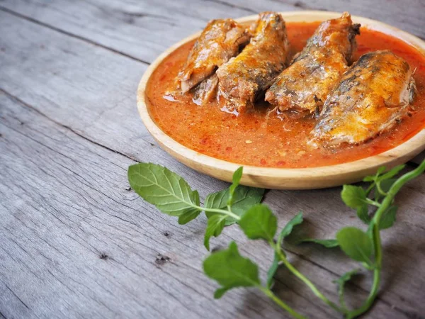 Konserve balığını kapat.