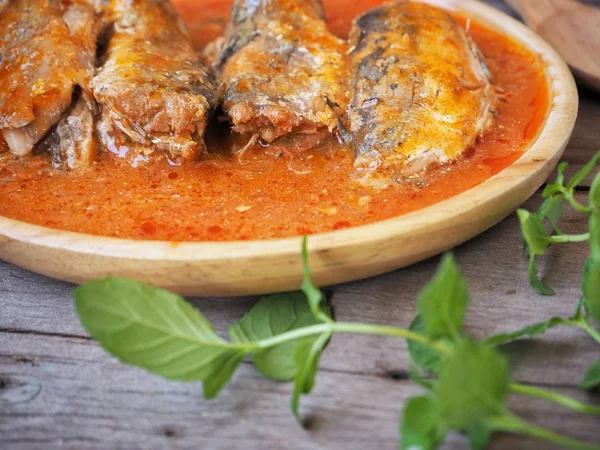 Konserve balığını kapat.