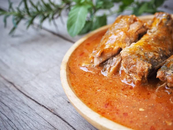 Konserve balığını kapat.