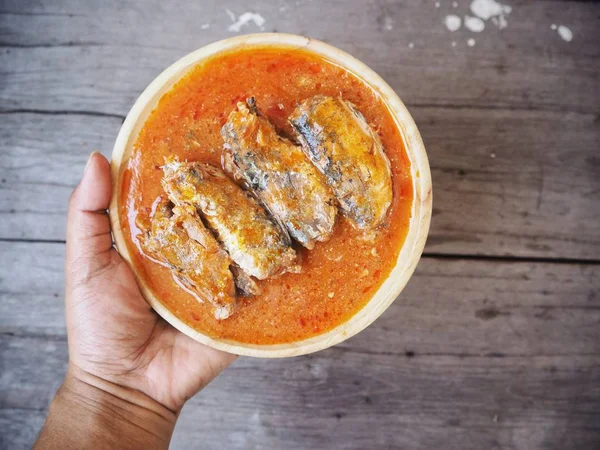 Konserve balığını kapat.