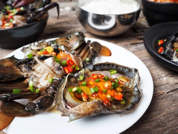 Geleneksel Kore Gıda soya sosu görünümü Kapat yengeç ahşap arka plan üzerinde Marine 