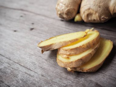 Ahşap arka plan üzerinde ham taze zencefil kökü