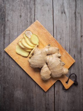 Ahşap arka plan üzerinde ham taze zencefil kökü