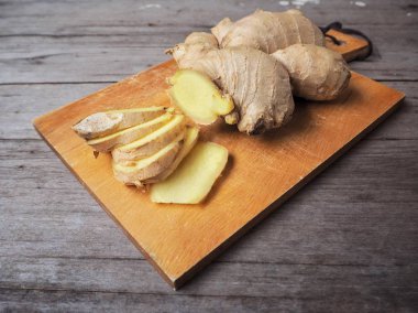 Ahşap arka plan üzerinde ham taze zencefil kökü