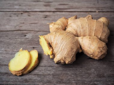 Ahşap arka plan üzerinde ham taze zencefil kökü