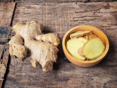 Ahşap arka plan üzerinde ham taze zencefil kökü