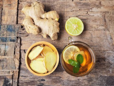 Ahşap zemin üzerine nane ve limon dilimleri ile zencefil çayı