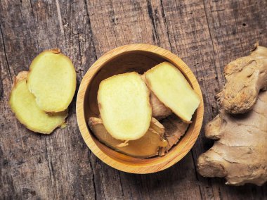 Ahşap arka plan üzerinde ham taze zencefil kökü