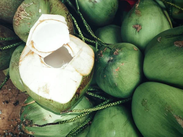 Pohled Shora Čerstvých Kokosových Ořechů Sladké Kokosové Vody — Stock fotografie