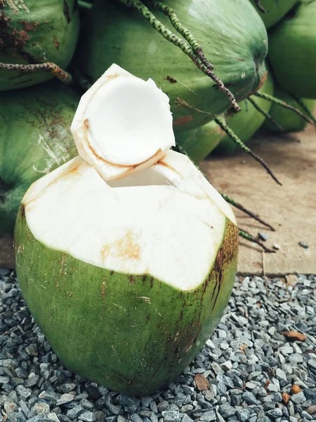 Nära Håll Utsikt Över Färska Kokosnötter Och Söt Kokosvatten — Stockfoto