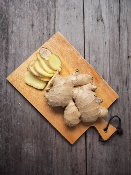 Ahşap arka plan üzerinde ham taze zencefil kökü