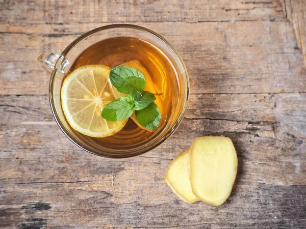 Jengibre Con Rodajas Menta Limón Sobre Fondo Madera — Foto de Stock