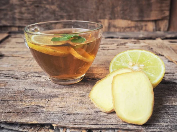 Thé Gingembre Avec Menthe Tranches Citron Sur Fond Bois — Photo