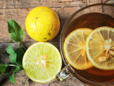 Limonlu çay Kupası ahşap masa üzerine nane ile serinletici üstten görünüm