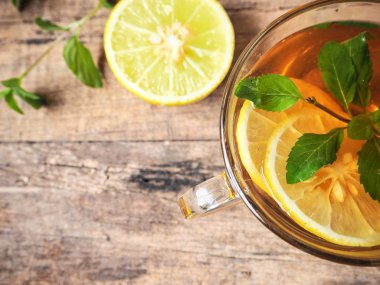Limonlu çay Kupası ahşap masa üzerine nane ile serinletici üstten görünüm