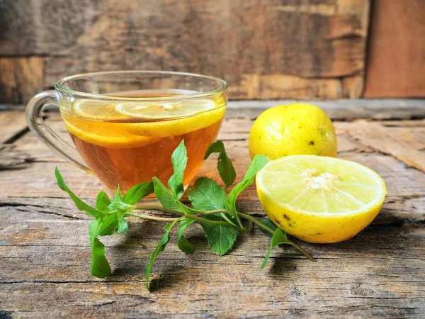 Vue Rapprochée Thé Citron Rafraîchissant Avec Menthe Dans Une Tasse — Photo