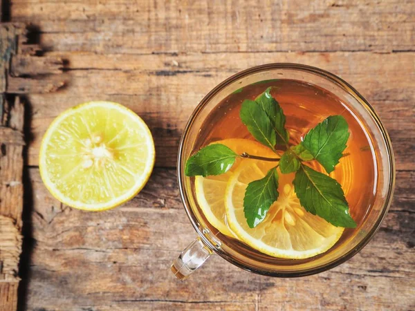 Vue Dessus Thé Citron Rafraîchissant Avec Menthe Dans Une Tasse — Photo