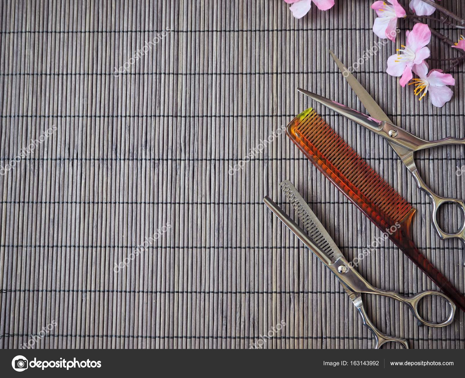 Hair cutting shears and comb — Stock Photo © luknaja 163143992