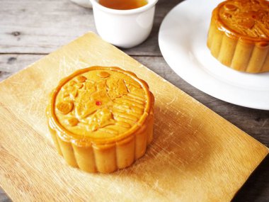 Sıcak çay ile festival moon pasta