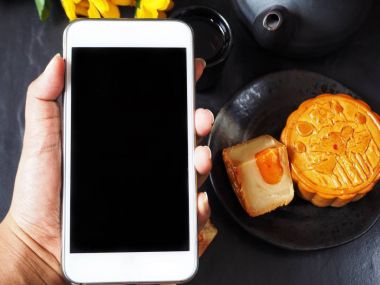 Telefon yandan festival moon pasta ile akıllı