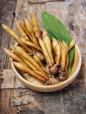 Eski ahşap zemin üzerine taze çiğ fingerroot