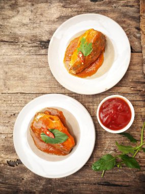 konserve balık üstten görünüm ahşap yüzeyde plakaları