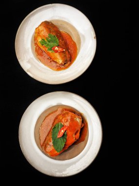 siyah arka plan üzerine plakalar üzerinde konserve balık üstten görünüm