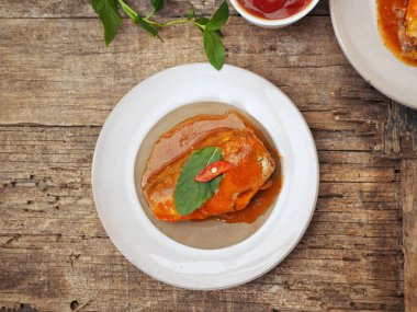 konserve balık üstten görünüm ahşap yüzey üzerinde plaka üzerinde