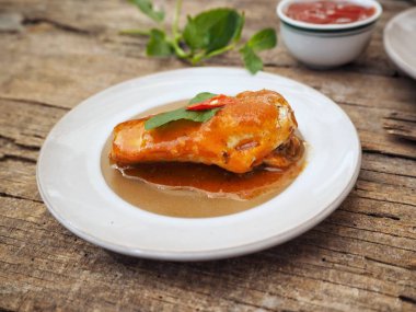 konserve balık bakış ahşap yüzey üzerinde plaka üzerinde kapatın