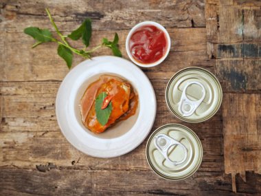 konserve balık üstten görünüm ahşap yüzey üzerinde plaka üzerinde