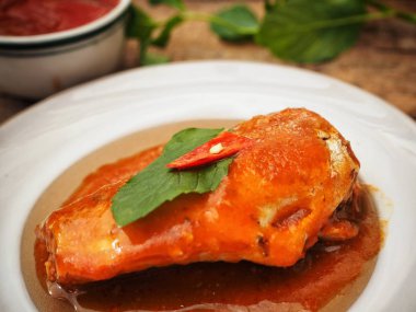 konserve balık bakış ahşap yüzey üzerinde plaka üzerinde kapatın