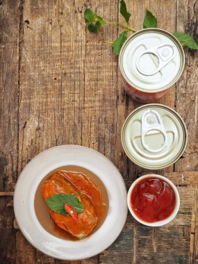 konserve balık görünümü plaka üzerinde kadar yakın üstten görünüm ahşap yüzey üzerinde