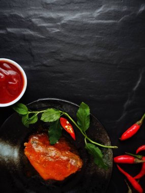 lezzetli balık konserveler üstten görünüm tabak, kase ve siyah biber sos   