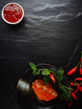 plaka ve siyah biber lezzetli konserve balık üstten görünüm   