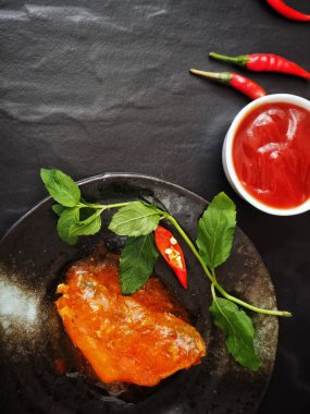 lezzetli konserve balık sosu ve pul biber ile üstten görünüm siyah