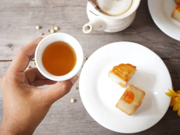 Teekanne mit Tasse und Festmondkuchen — Stockfoto