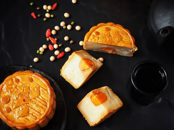 Festival moon cake met hete thee op zwarte achtergrond — Stockfoto