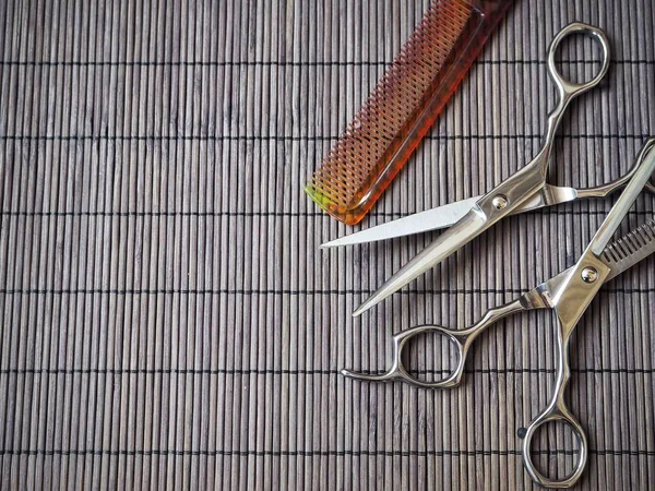 Tijeras para cortar el cabello y peine —  Fotos de Stock